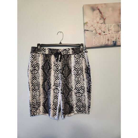NWT LuLaRoe Size L Jaime Shorts Black & White Snake Print - Picture 1 of 3